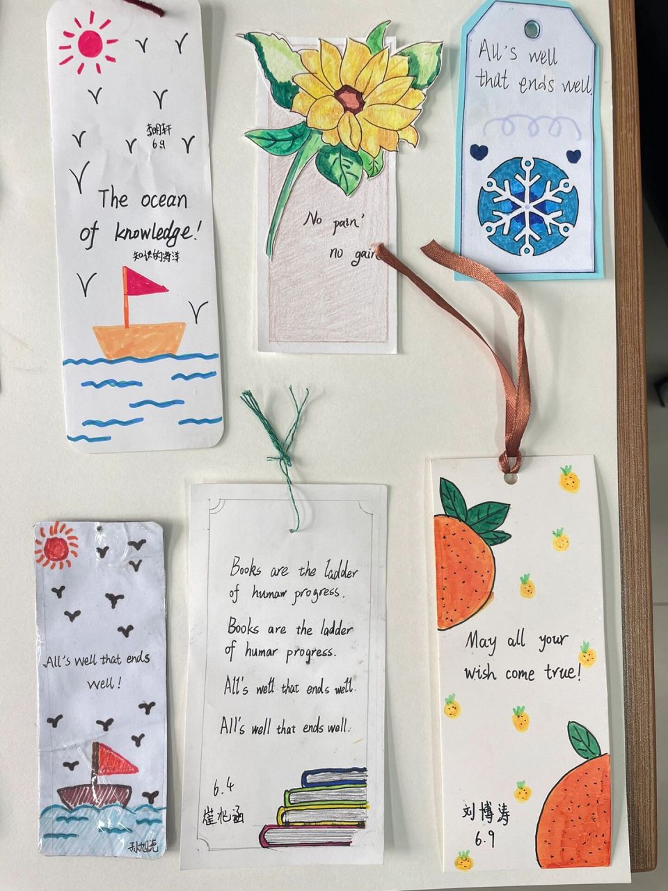小学英语特色作业 这是小学高年级制作的书签和低年级做的拉画,励志与