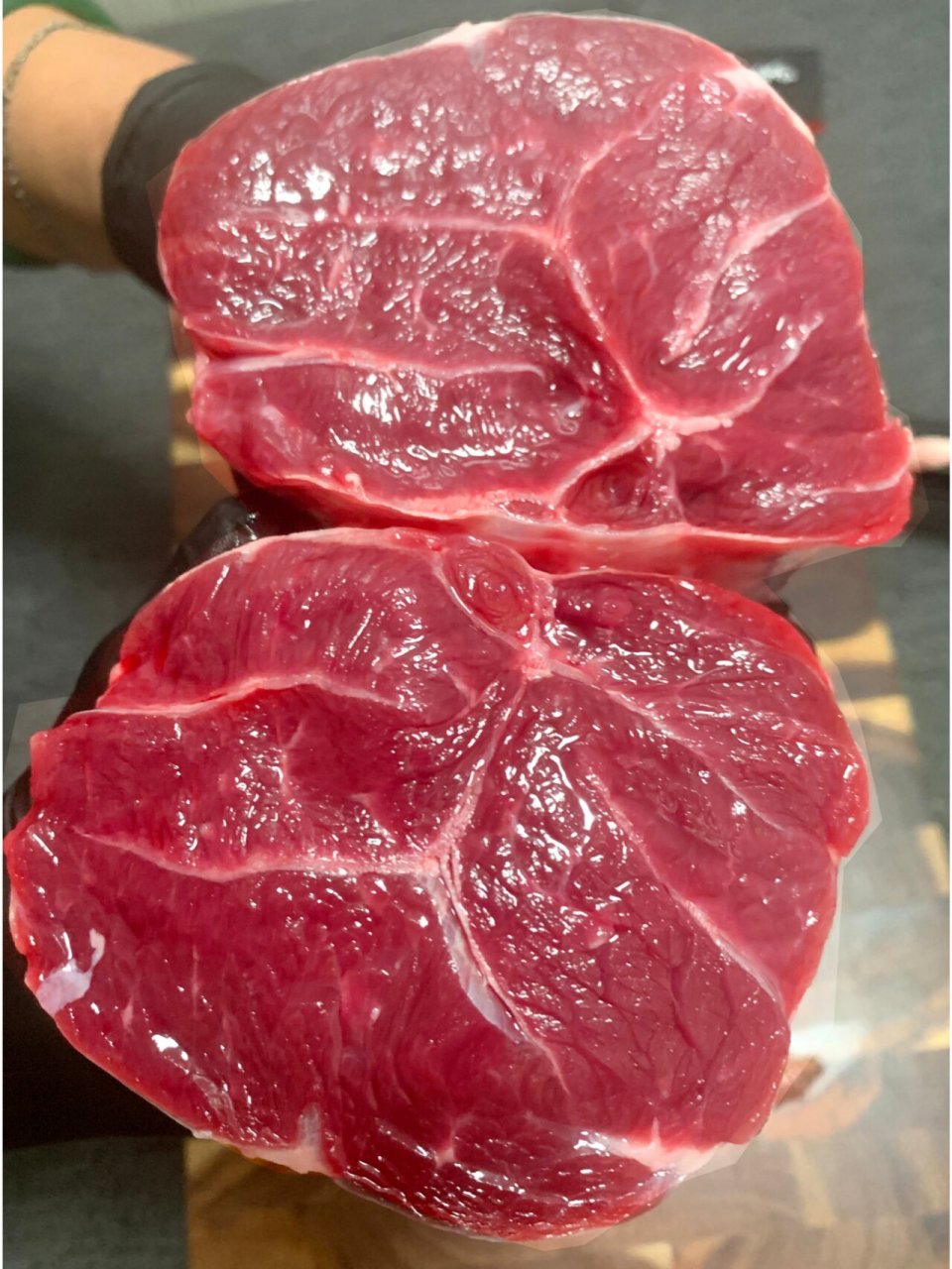 金钱腱就是牛前腿的腱子肉,是牛小腿内1块修长而带筋的肉,一头牛只有