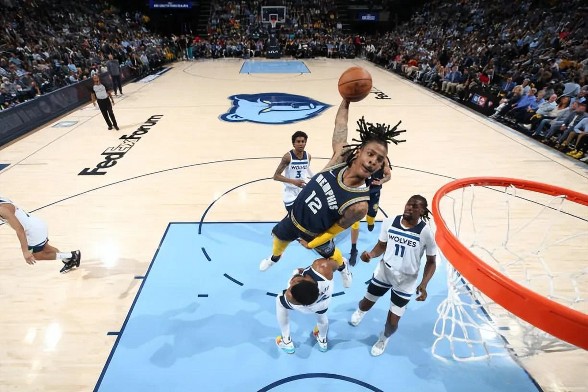 莫兰特和爱德华兹是新生代里扣篮最炸裂的两位,如果硬要再加一个悄 