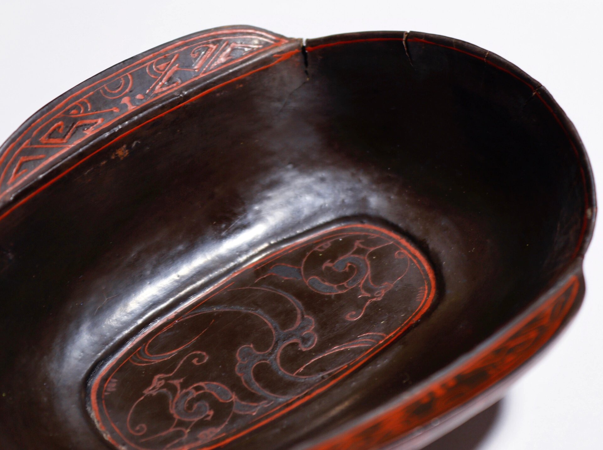 西汉龙凤纹漆器耳杯