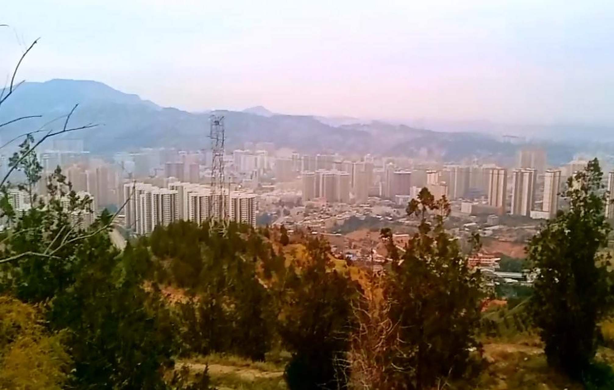兰州狗娃山,又名狗牙山,位于兰州市七里河区兰州理工