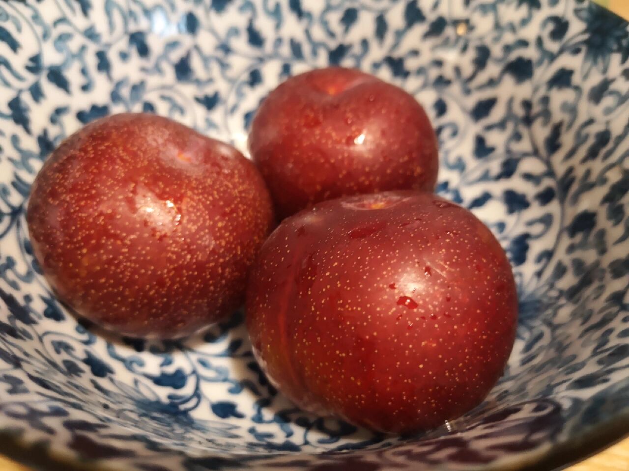 四季蔬果之槜李 同事送了两枚桐乡桃园村的槜李,原话:"我不能让你不