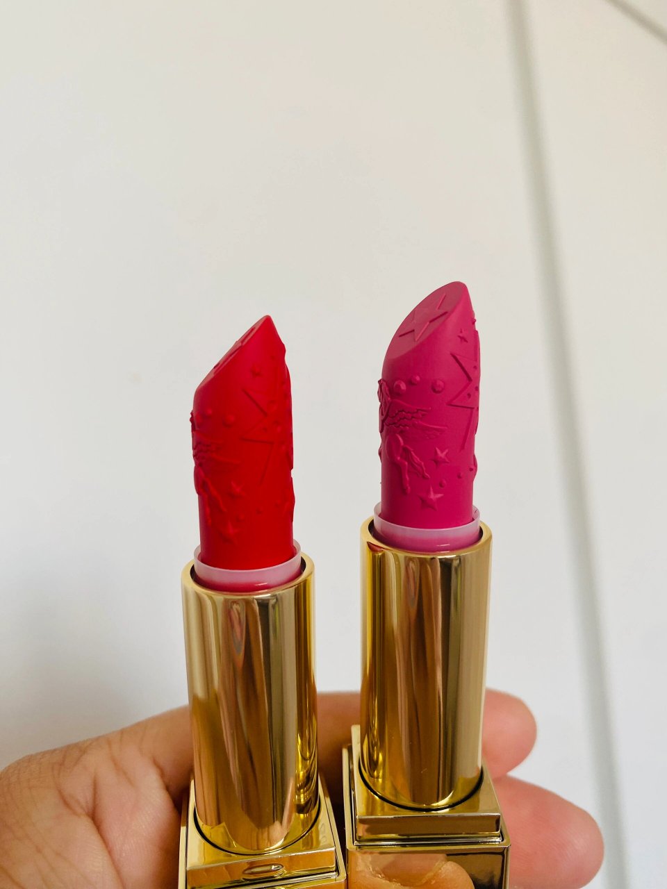 雅诗兰黛圣诞礼包中的口红 口红:starlet red,saturn reign 唇釉:ruby