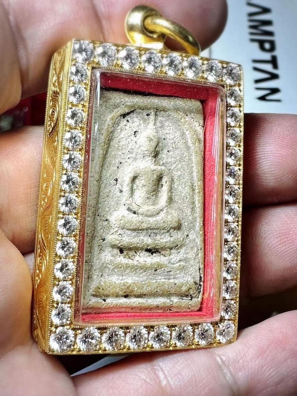 近日泰国以约700万人民币成交一尊阿赞多瓦拉康崇迪.