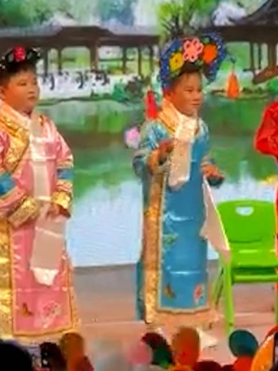 幼儿园萌娃表演小品咖妃演技炸裂】5月31日,山东临沂.