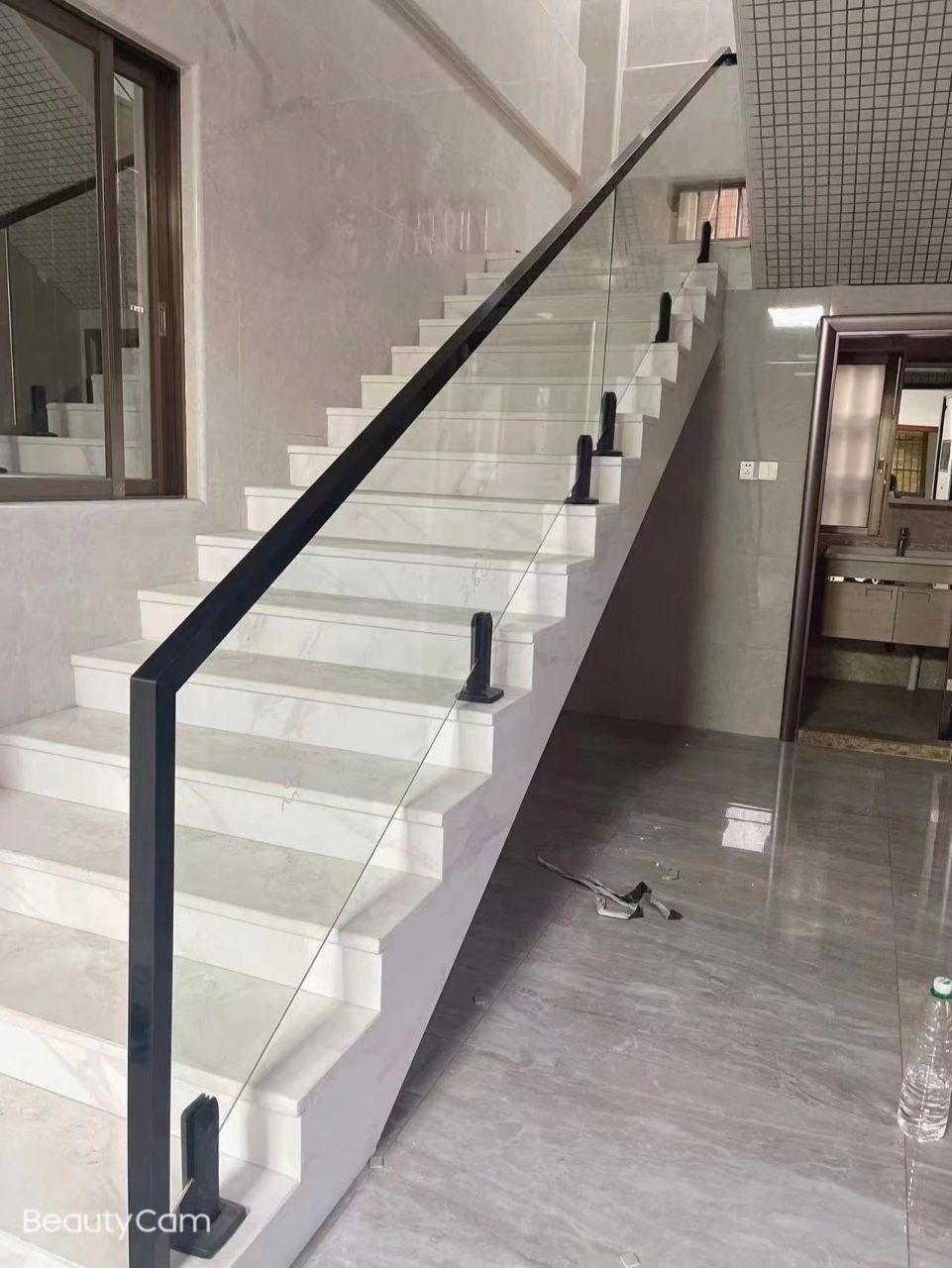 质量好 视觉效果yyds,灯光下效果更好 现代简约玻璃楼梯扶手,容易清洁