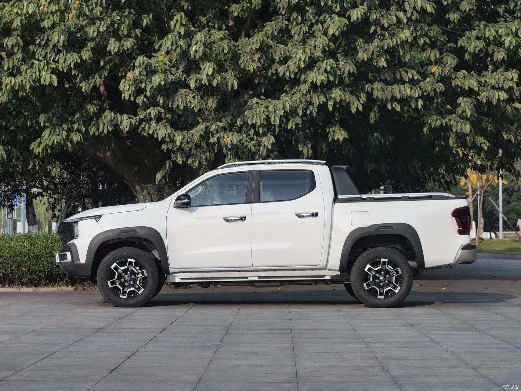 长安猎手增程式混动皮卡,不交购置税,四驱纯电续航180公里,综合油耗1.