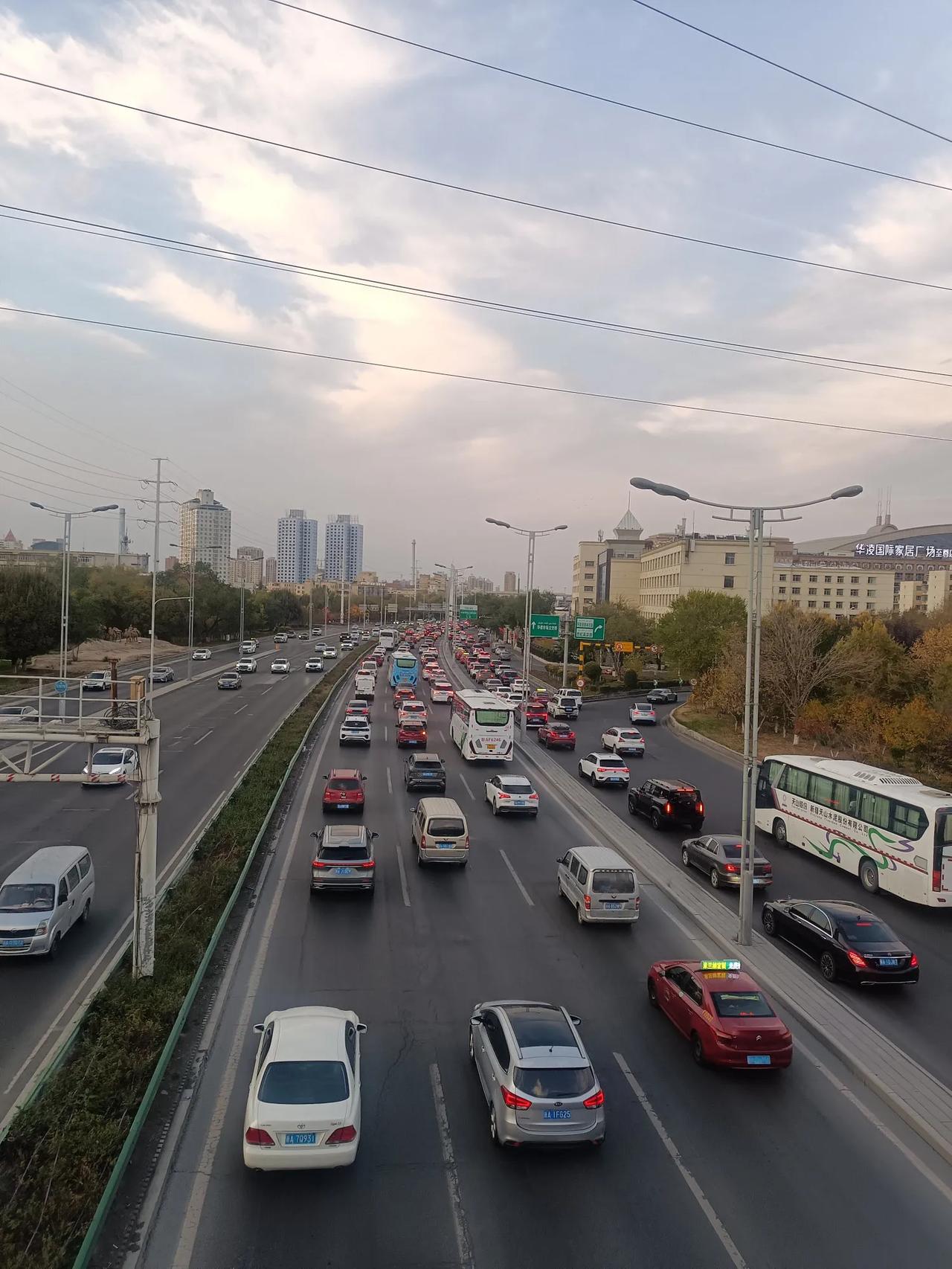 乌鲁木齐头条 一到下班高峰期,河滩路就堵车,特别是华凌市场西侧河滩