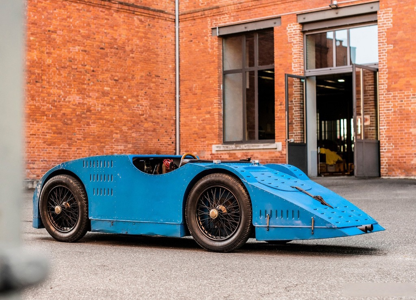 0升8缸汽油机90马力,1923年跑比赛的车,造了4台.