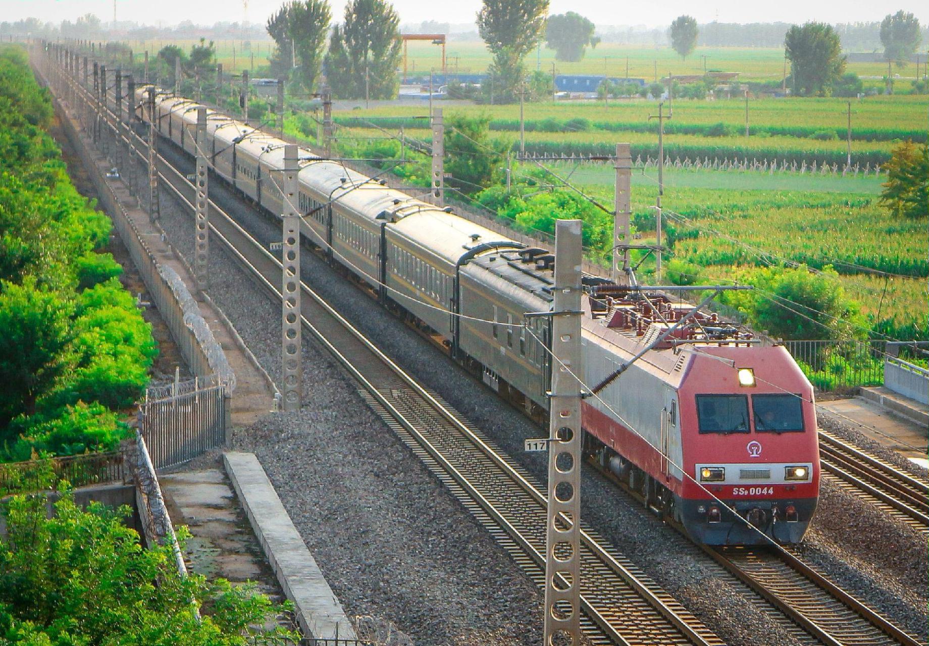 ss9g 0044号车于2002年6月落成,是韶山9改进型电力机车的首台机车.