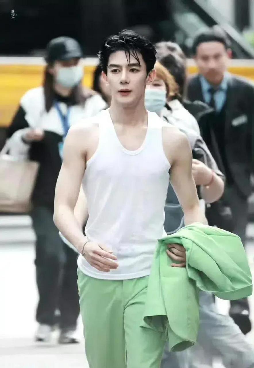 这高耸的鼻子,深邃的眉眼,刀削般的下颚线,妥妥的大帅哥一枚!