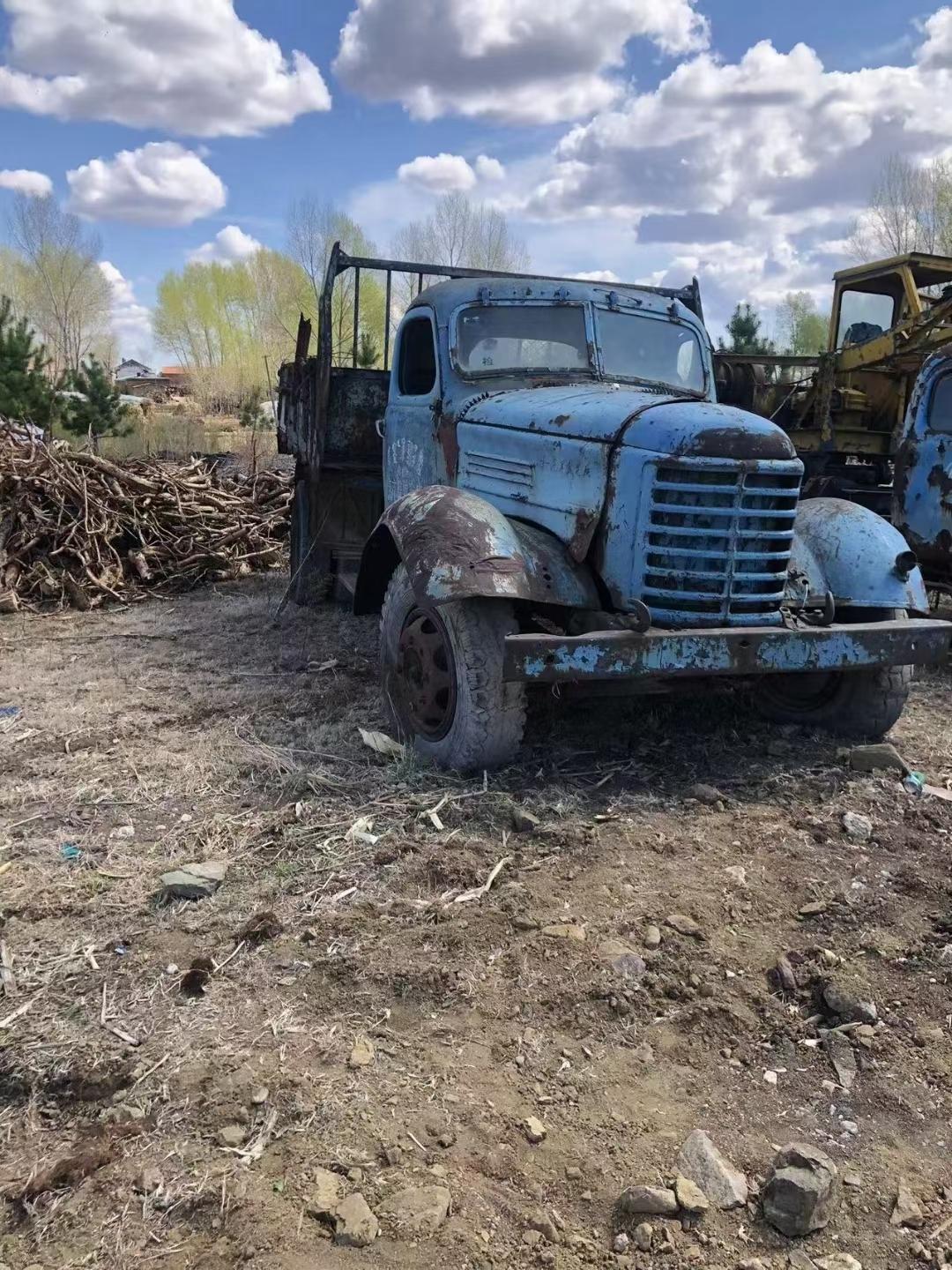 一辆80年代的老解放汽车,皮实耐用还能运货