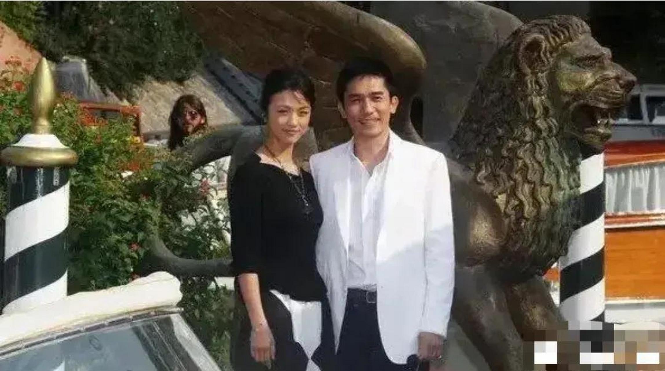 近日,有一组照片在网络上热传,照片中的汤唯和梁朝伟非常亲密,让不少