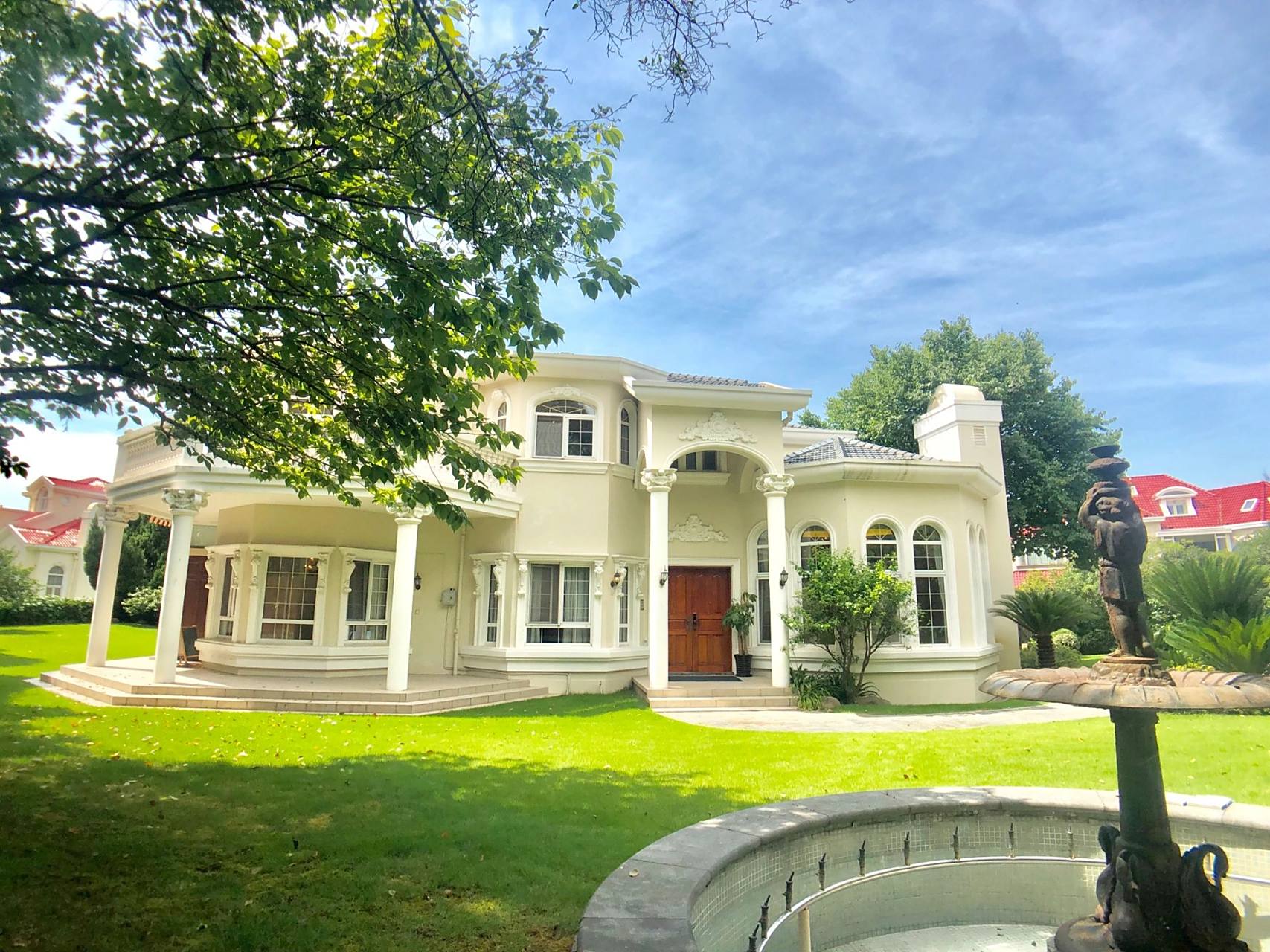 花园:占地1517平 户型:5房3厅6卫 94西郊庄园位于西郊百年别墅区