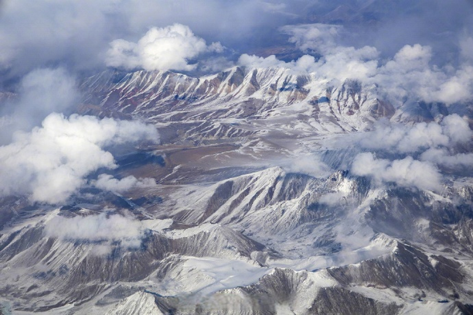 2月2日,甘肃省嘉峪关市,祁连山脉被皑皑白雪覆盖,银装素裹,在蓝天白云