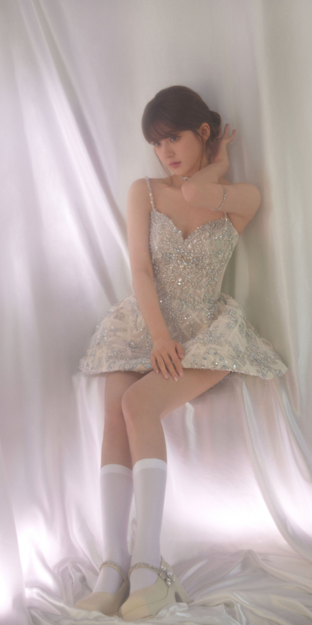 赵露思吊带短裙壁纸,小姐姐是如何做到又甜美又性感的?