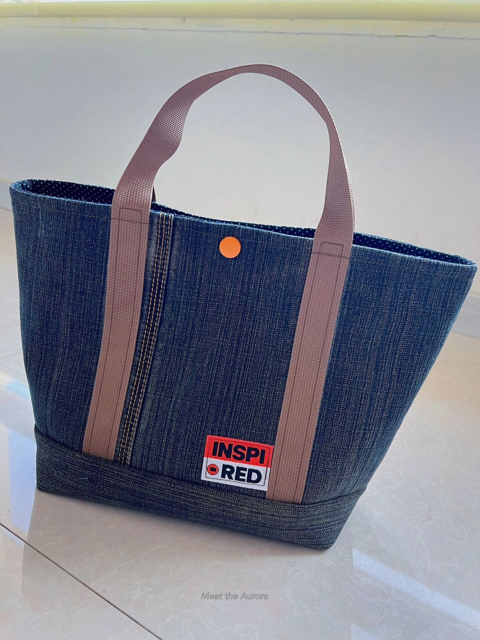 牛仔裤改包包96 家里的牛仔裤太多了  改个小包包 带小朋友出门时