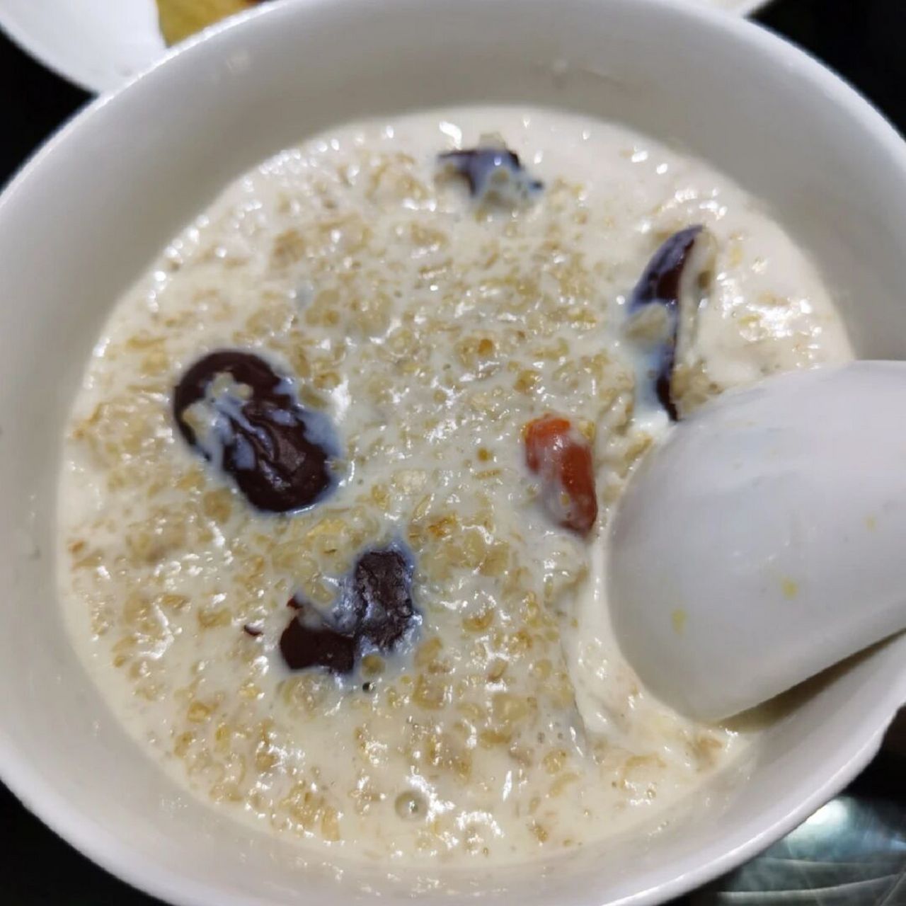 牛奶鸡蛋燕麦粥,补充微量元素 [微笑][微笑]食材95 燕麦片80g,牛奶