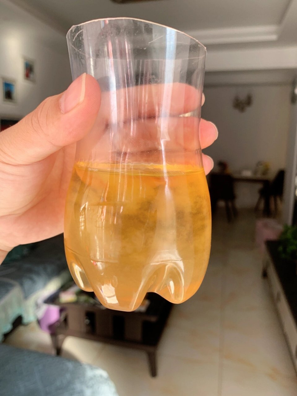 酒精测试胎儿性别 我是没看出来,这是漂浮还是沉底,就是好奇哈哈,男孩