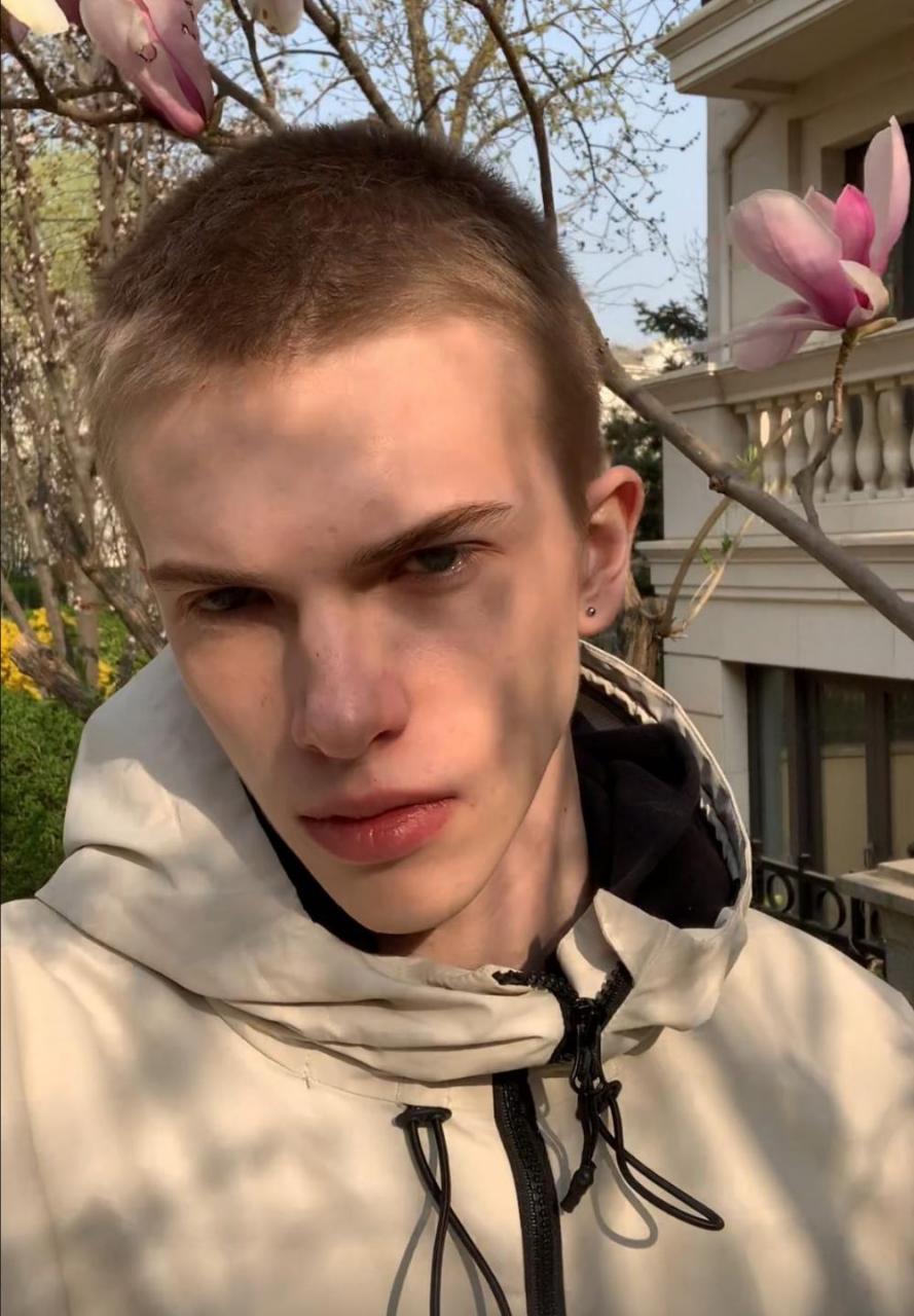 说实话,我第一眼就被俄罗斯男模特 vanya 的帅气惊艳到了,他的身材