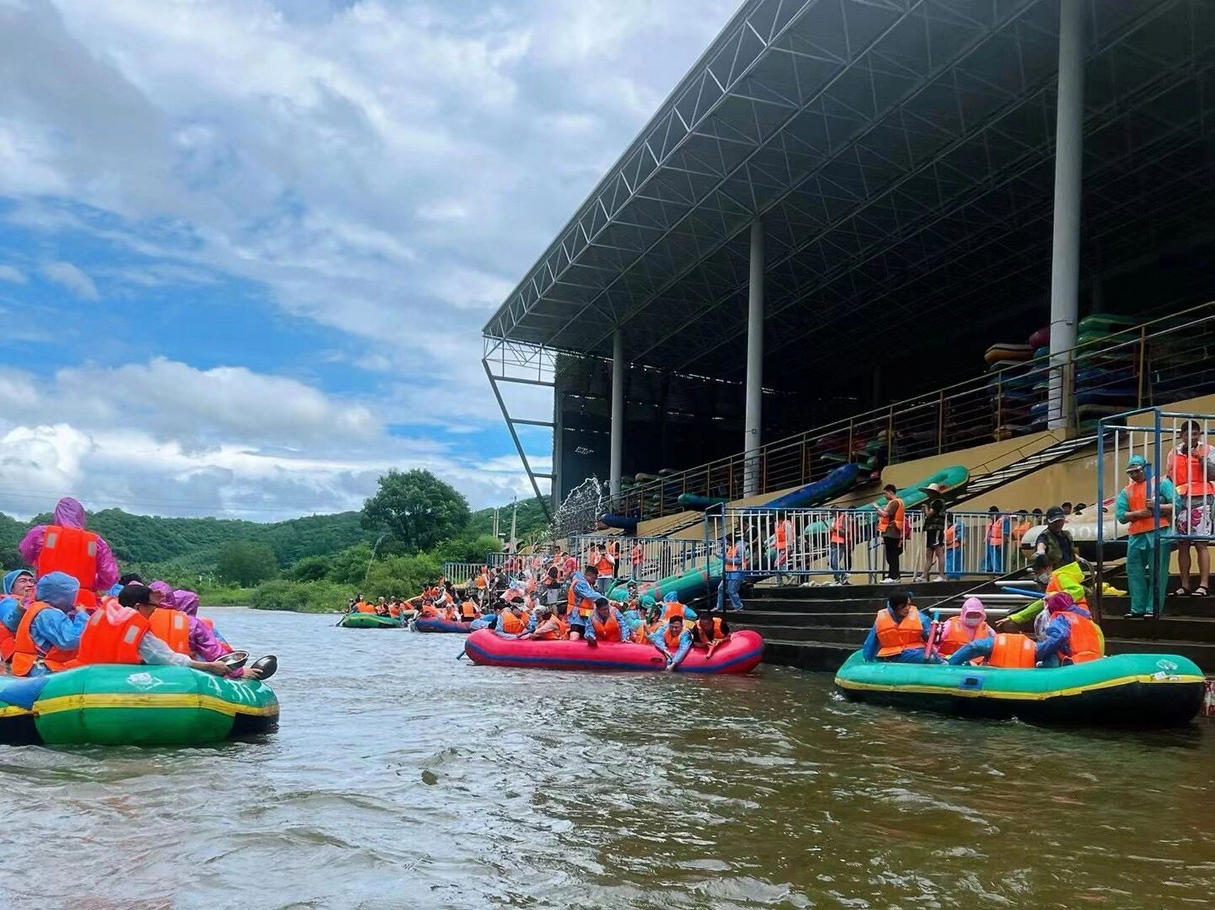 抚顺红河谷漂流|最全旅游攻略|东北第一漂 地址:抚顺市清原满族自治县