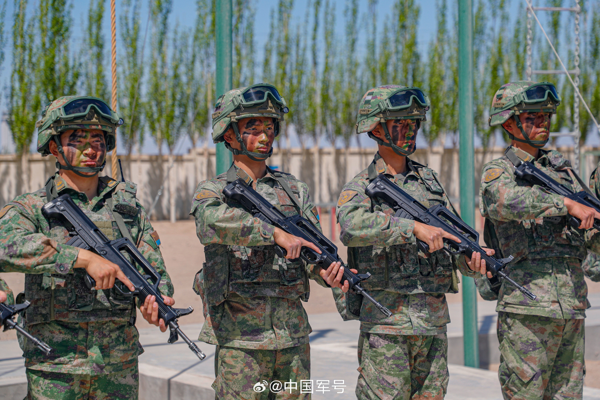五一假期空军场站官兵开展警卫课目训练[拳头]】近日,空军西安飞行