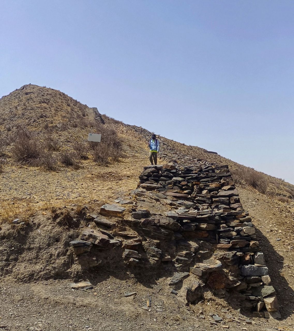 目前不开放但可以进入,有兴趣可以沿着秦长城徒步,亲手亲脚体验那种