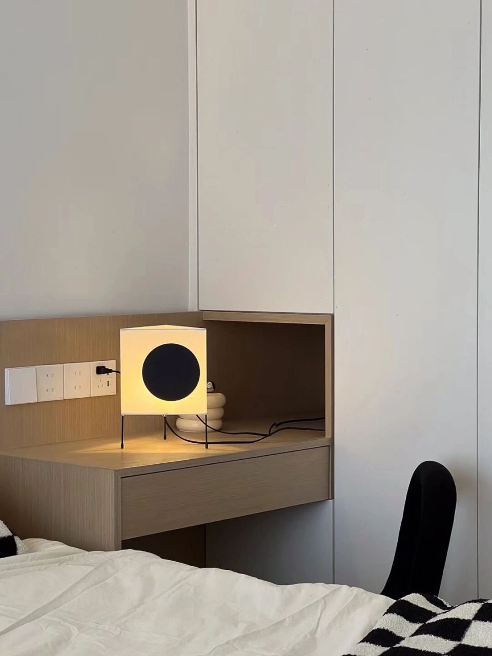 2023年最流行的衣柜设计 衣柜连接转角床头柜,方便又实用,非常适合