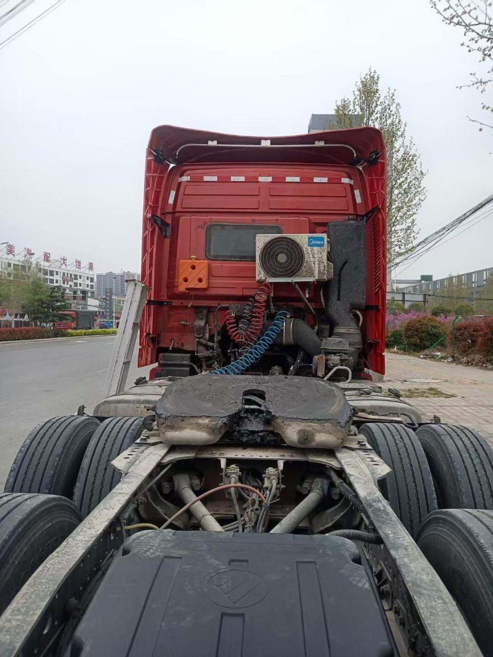 解放jh6车顶导流罩安装完成,欧曼gtl车顶导流罩安装完成出货实拍