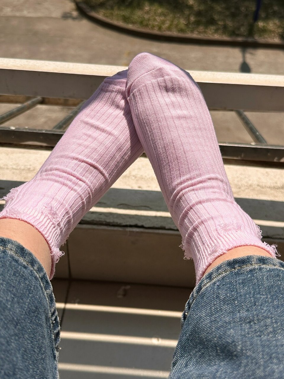 今天天气好好～在晒太阳o～ 觉得脚上的袜子好穿又好看 就拍来分享了