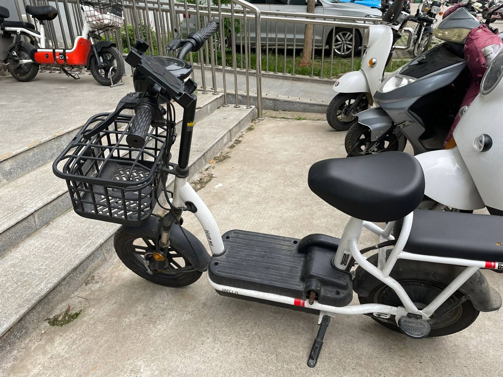 卖电动车啦 哈啰电动车 棒途h16   骑了一年多 比较新 自己骑车比较