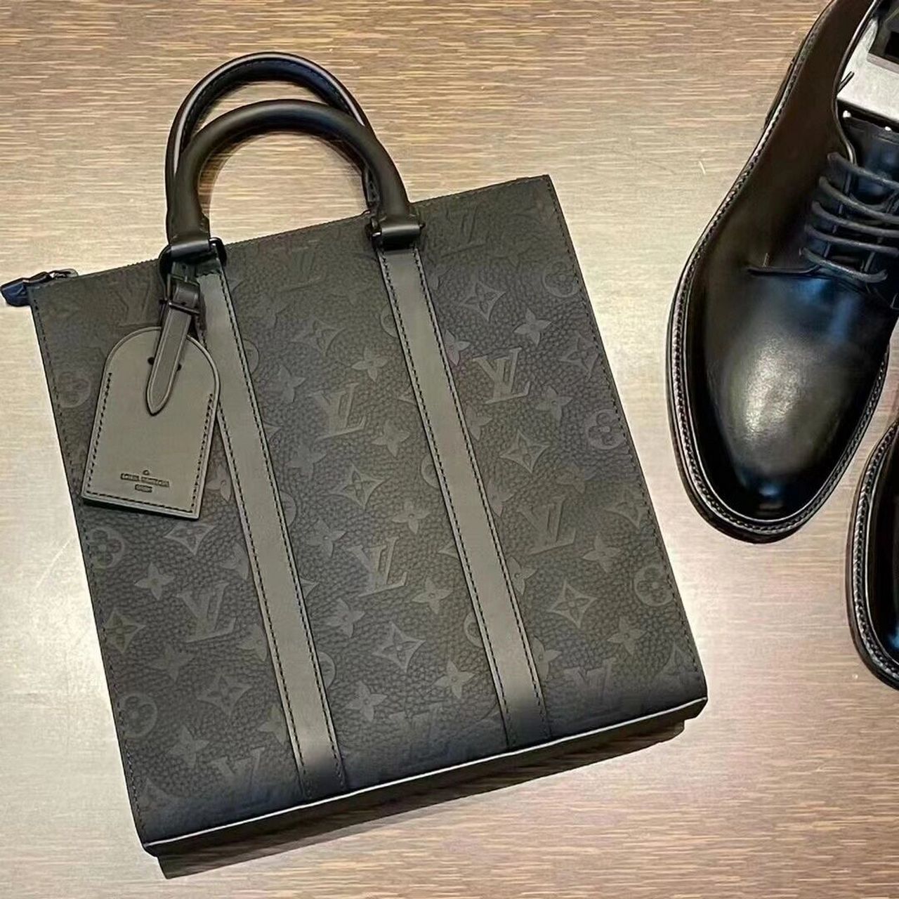 lv 男生的tote包