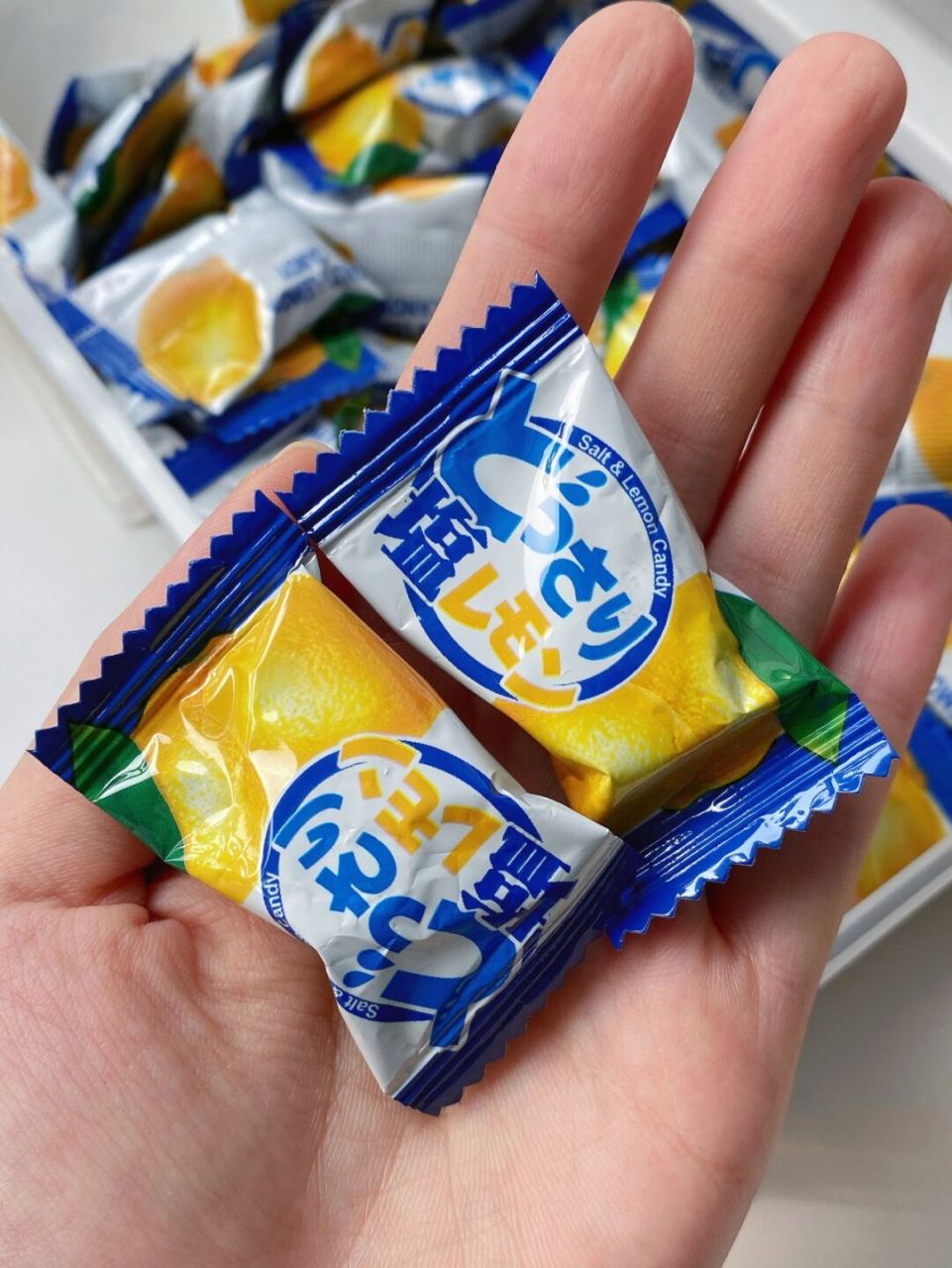 盐味的柠檬糖! 姐妹寄给俺了好几包 真的能吃很久了…一抽屉被霸占!