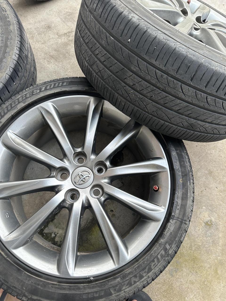 18寸丰田锐志原厂轮毂轮胎 成色很好急出一套 孔距5*114.