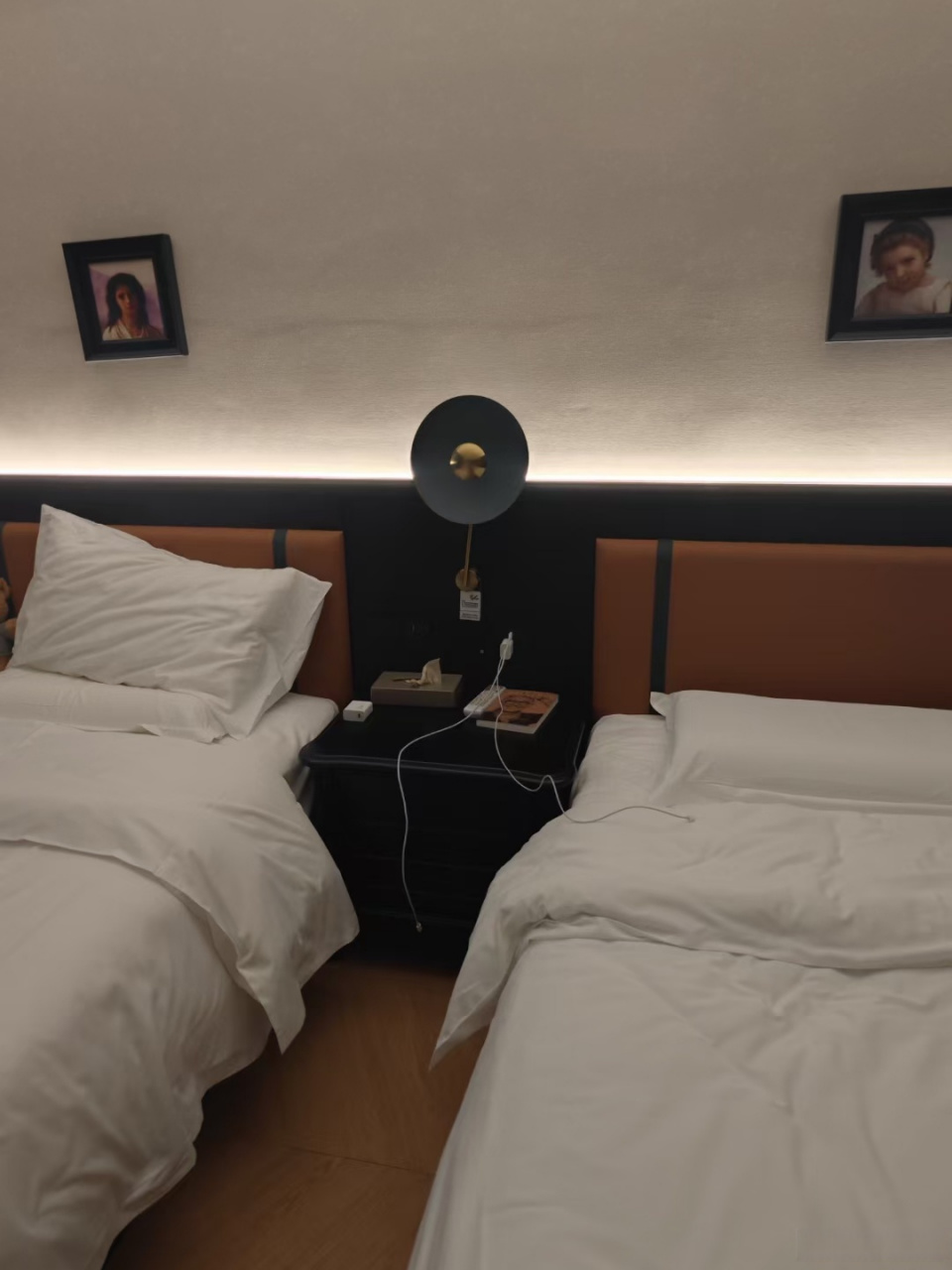 闺蜜传来入住酒店的照片,一开门,大家都吓到了,我也吓到了.