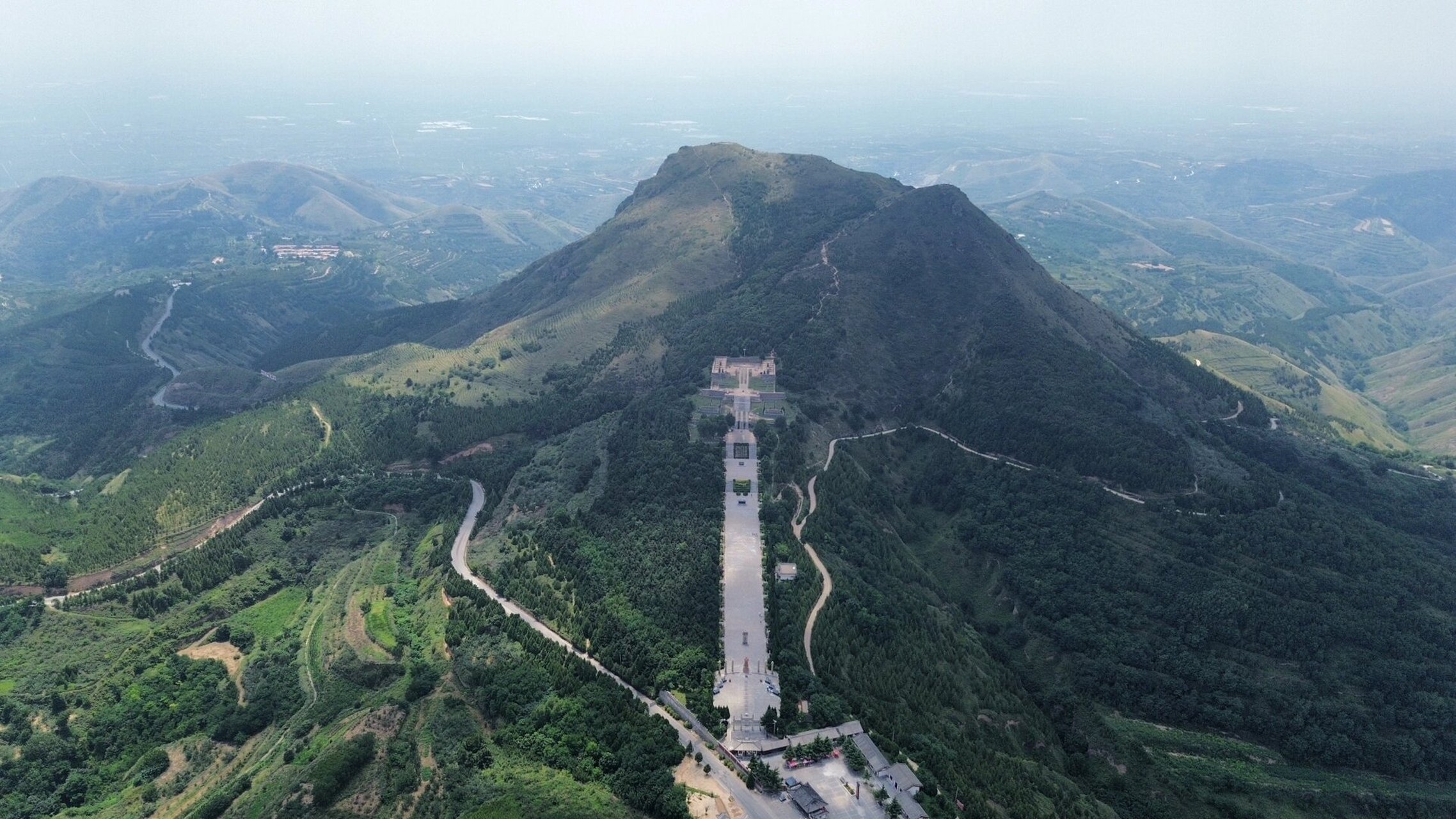 唐太宗昭陵墓道口区域 今天专程登上九嵕山,探访了唐太宗昭陵.