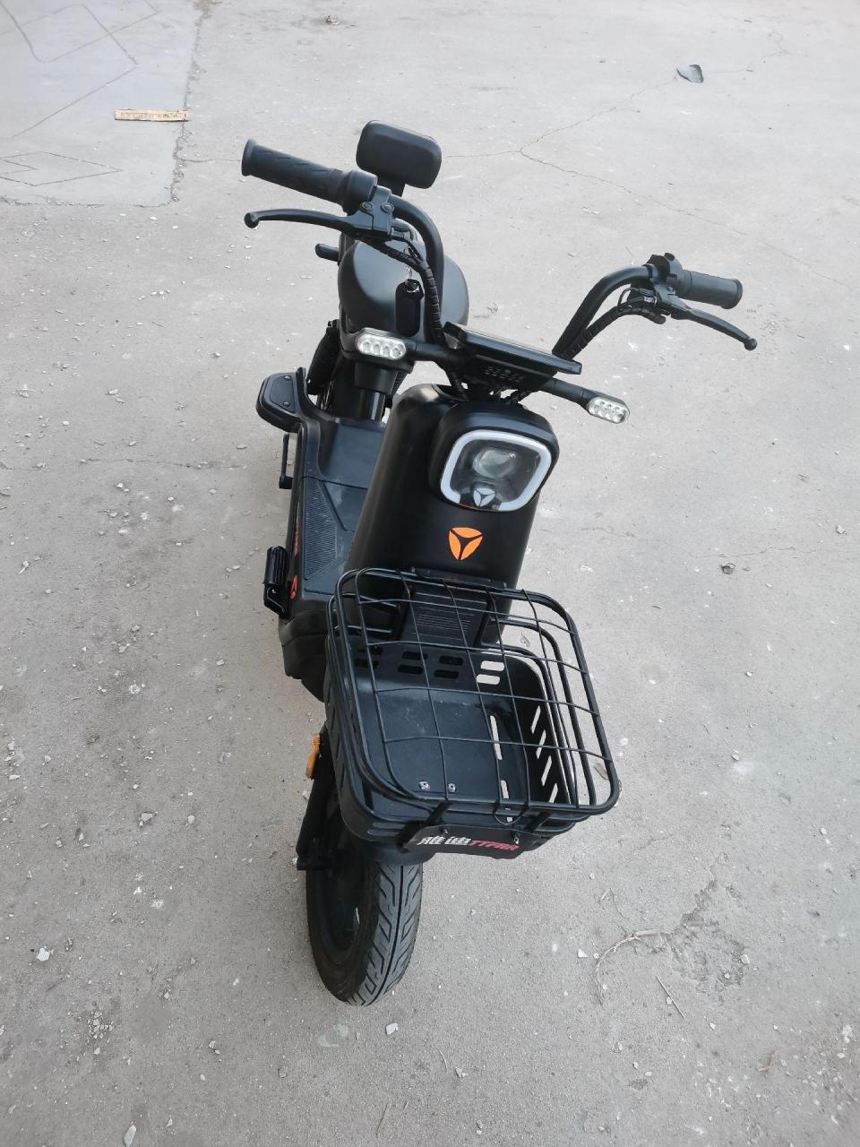 精品雅迪冠能速迈 五块石墨烯大电池