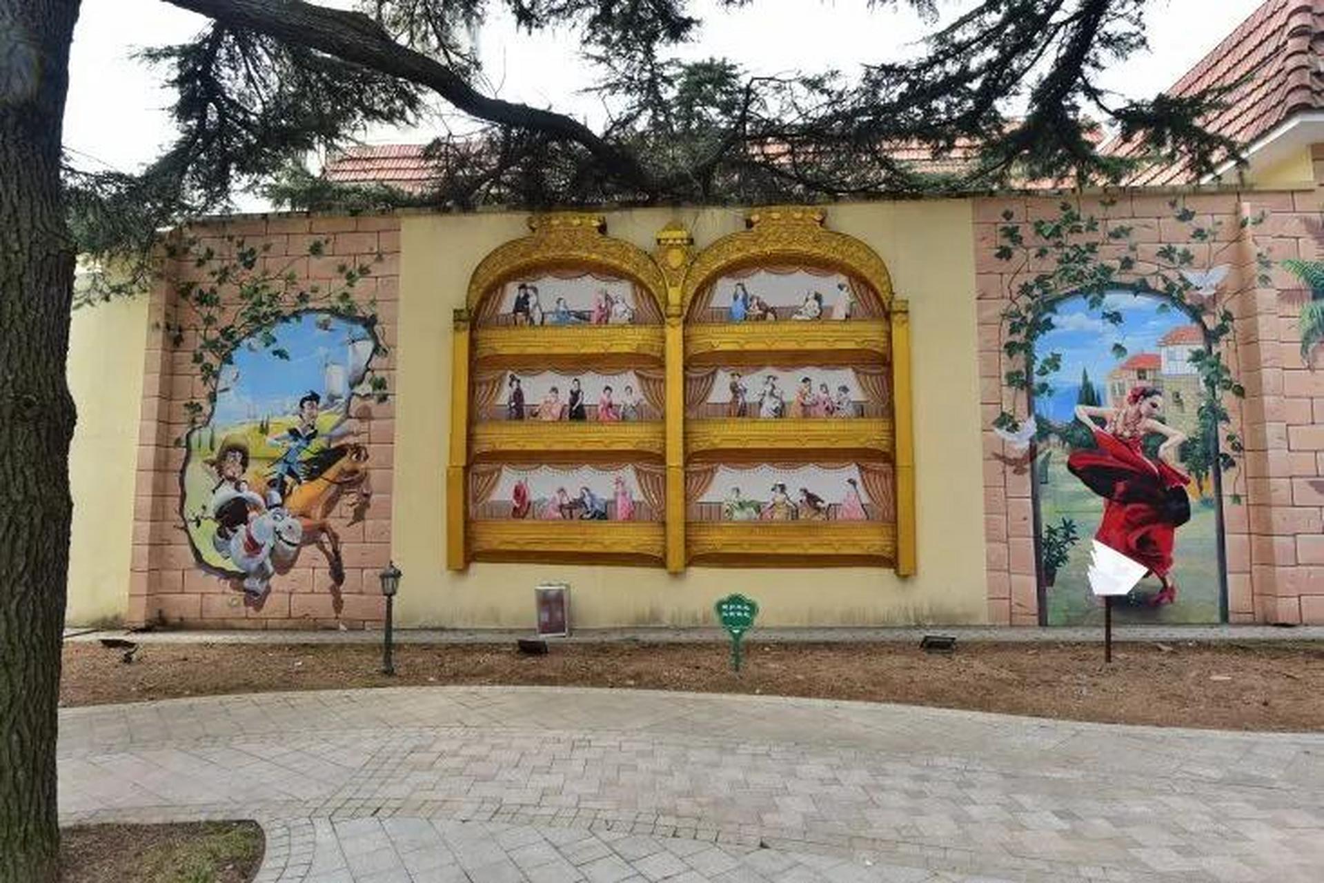 西班牙风情馆 位于青岛市八大关风景区内,是一座建于1940年的两层砖木