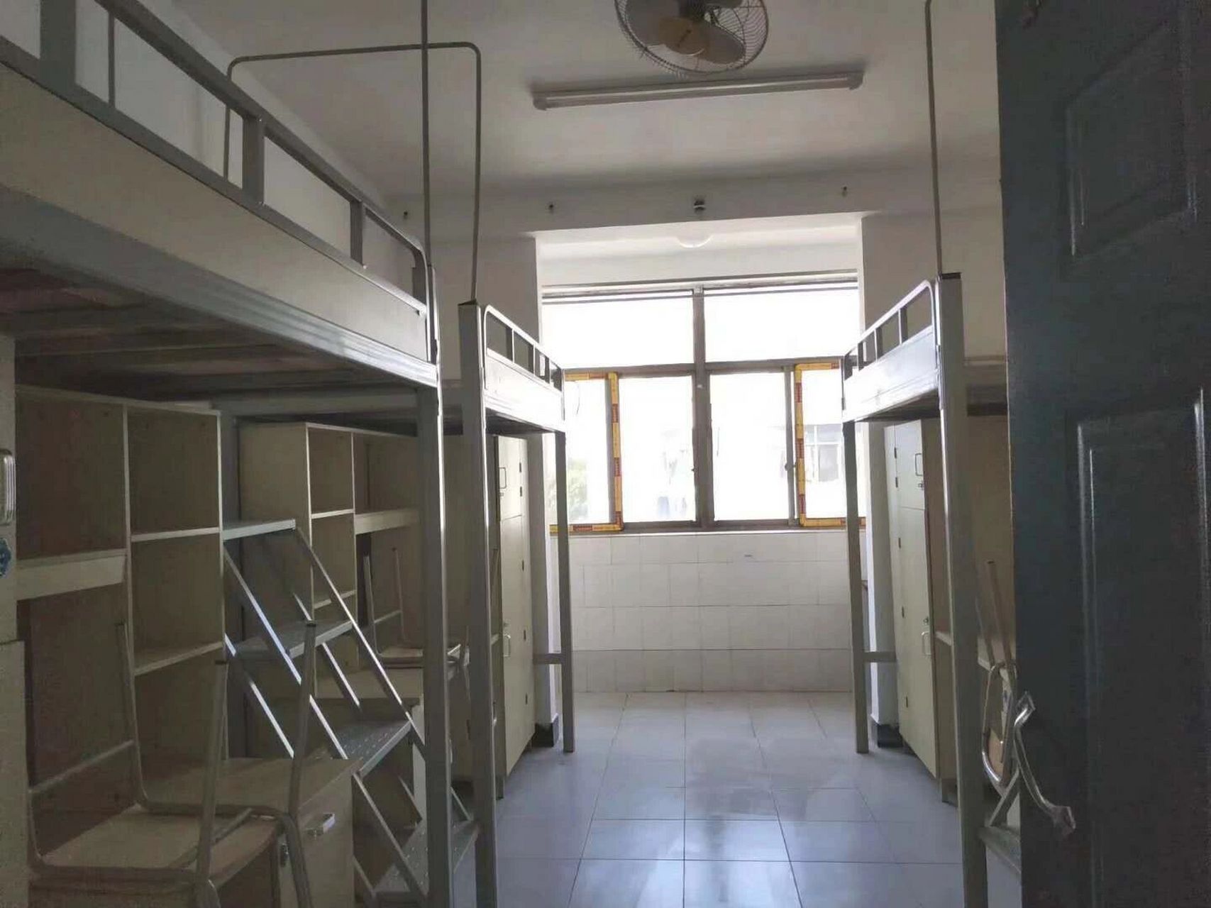 震惊:江西农业大学的宿舍竟然这样……   当初填报志愿总以为是上下铺
