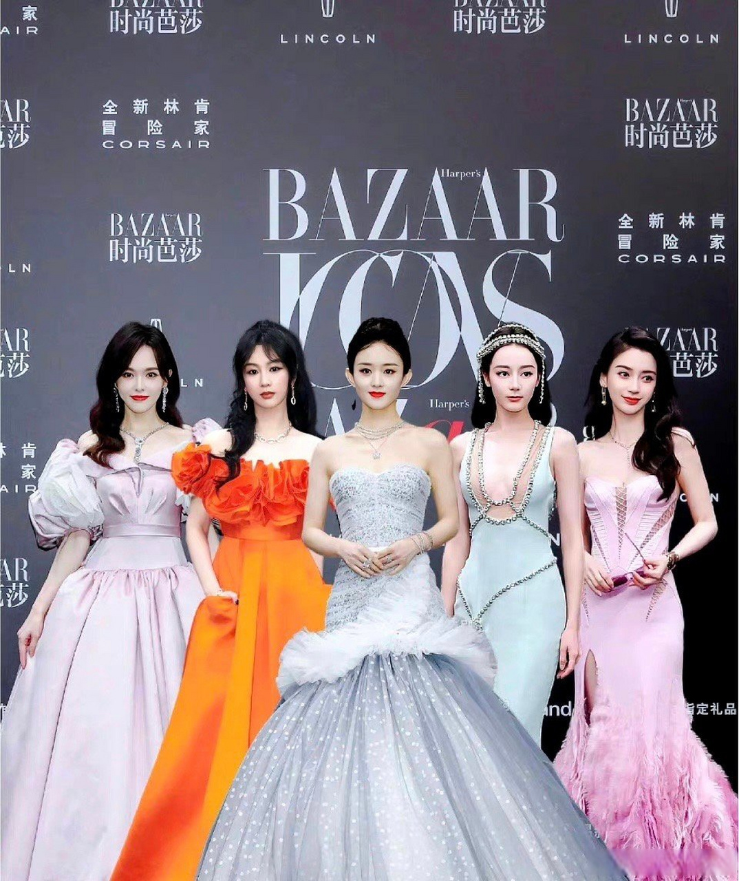 有网友给"时尚芭莎"顶流女明星p了站位图,"c位"给了赵丽颖,在内娱女