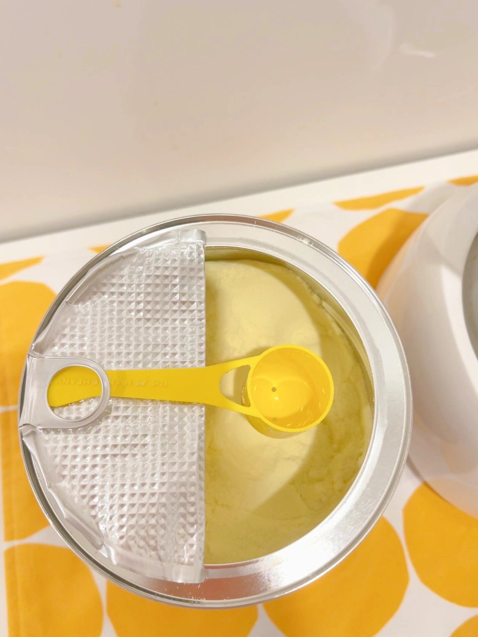 喝了几十罐奶粉才知道a2奶粉勺这样放 还有宝妈在奶粉盒里捞勺子吗?