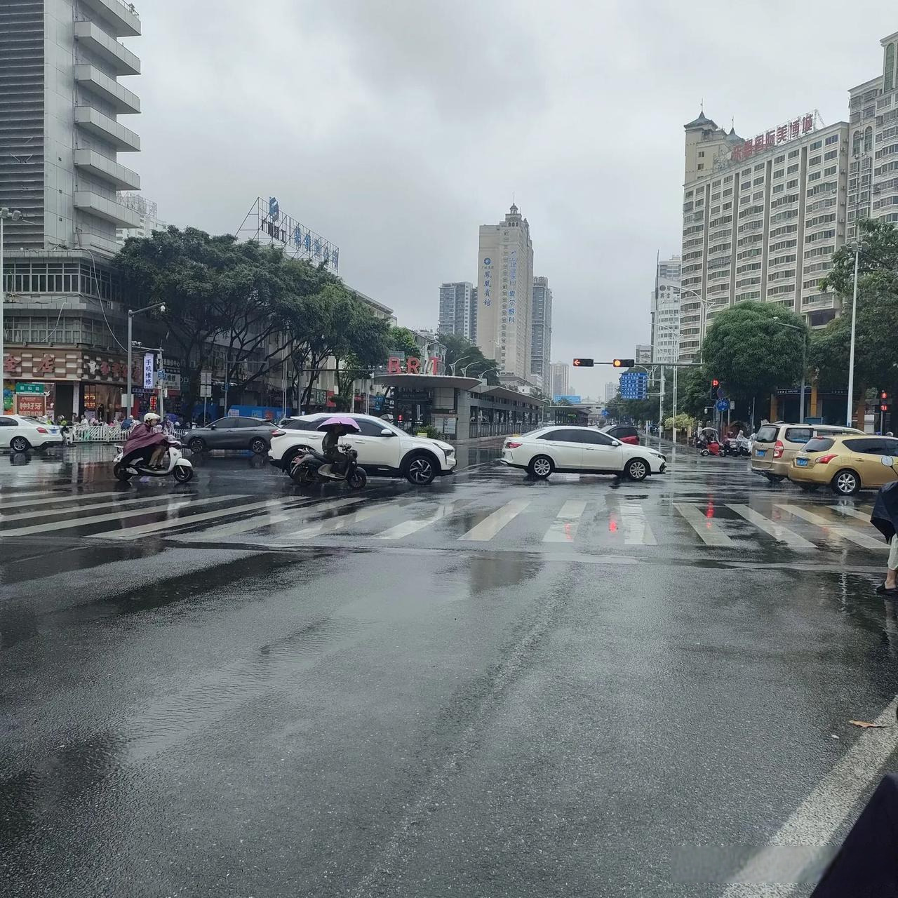 南宁下雨图片图片