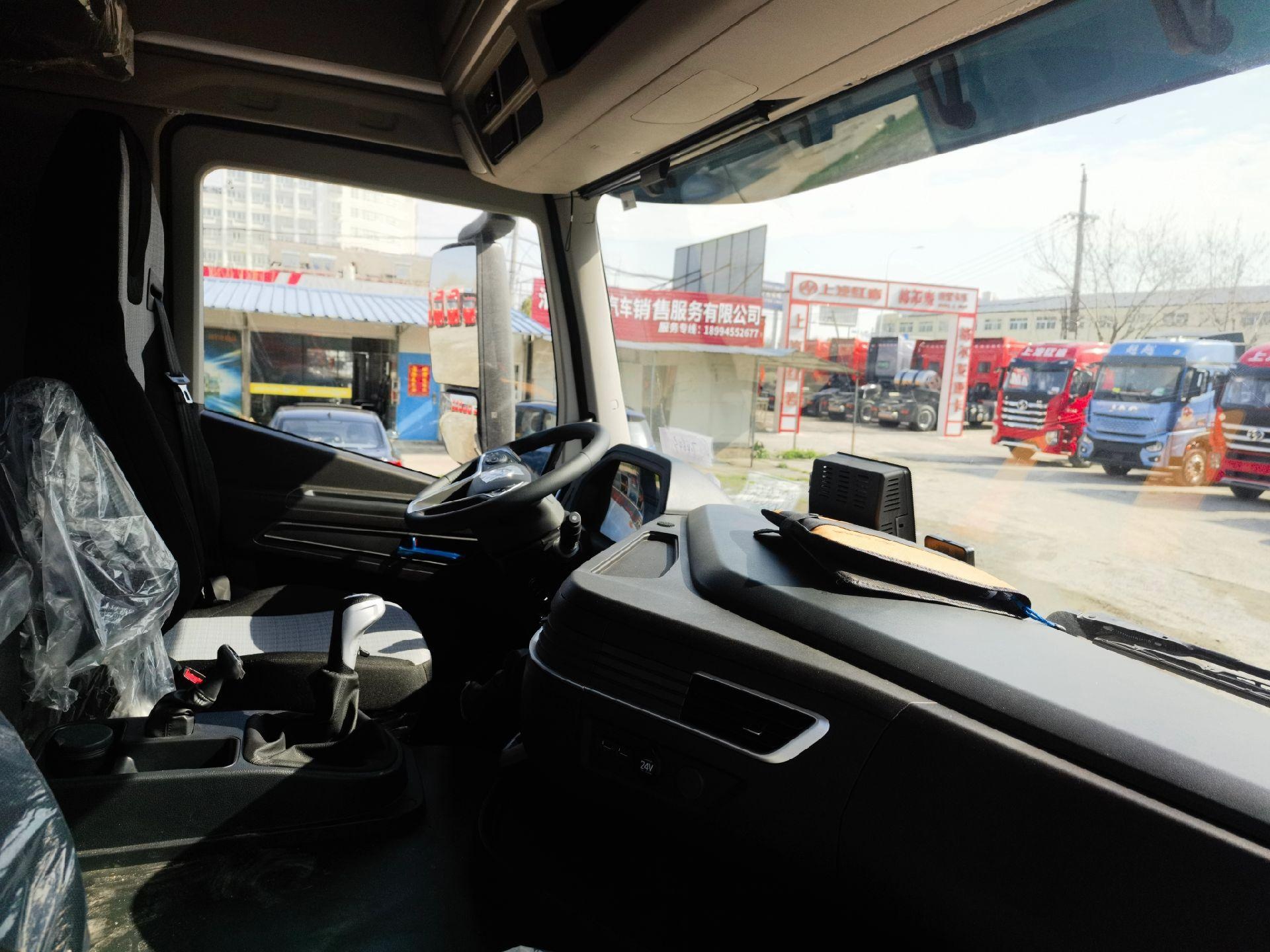 上汽红岩杰虎h6,搭载440马力引擎,配备1000升大容量气瓶