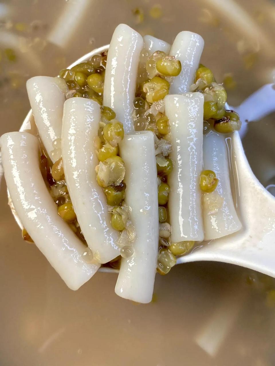 做法: 1,通心粉和绿豆提前泡5小时,绿豆下锅煮到开花; 2,通心粉煮熟