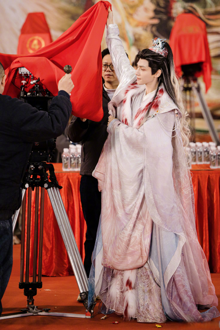 古装天选男主@罗云熙古装挑染白发