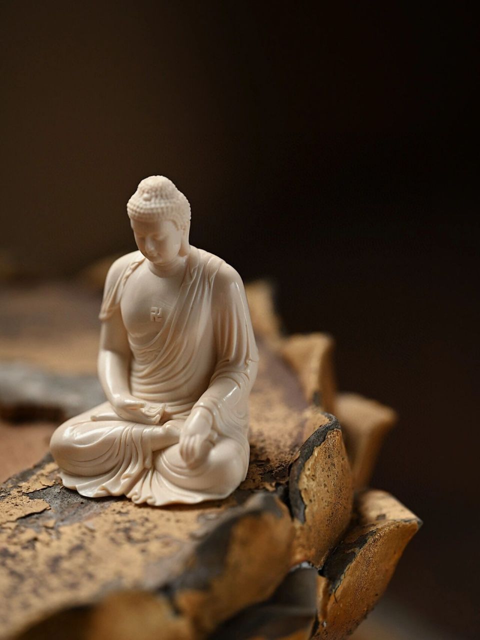 猛犸"释迦牟尼" 释迦牟尼跏趺而坐,面相端正庄严,双眼略向下视,衣纹似