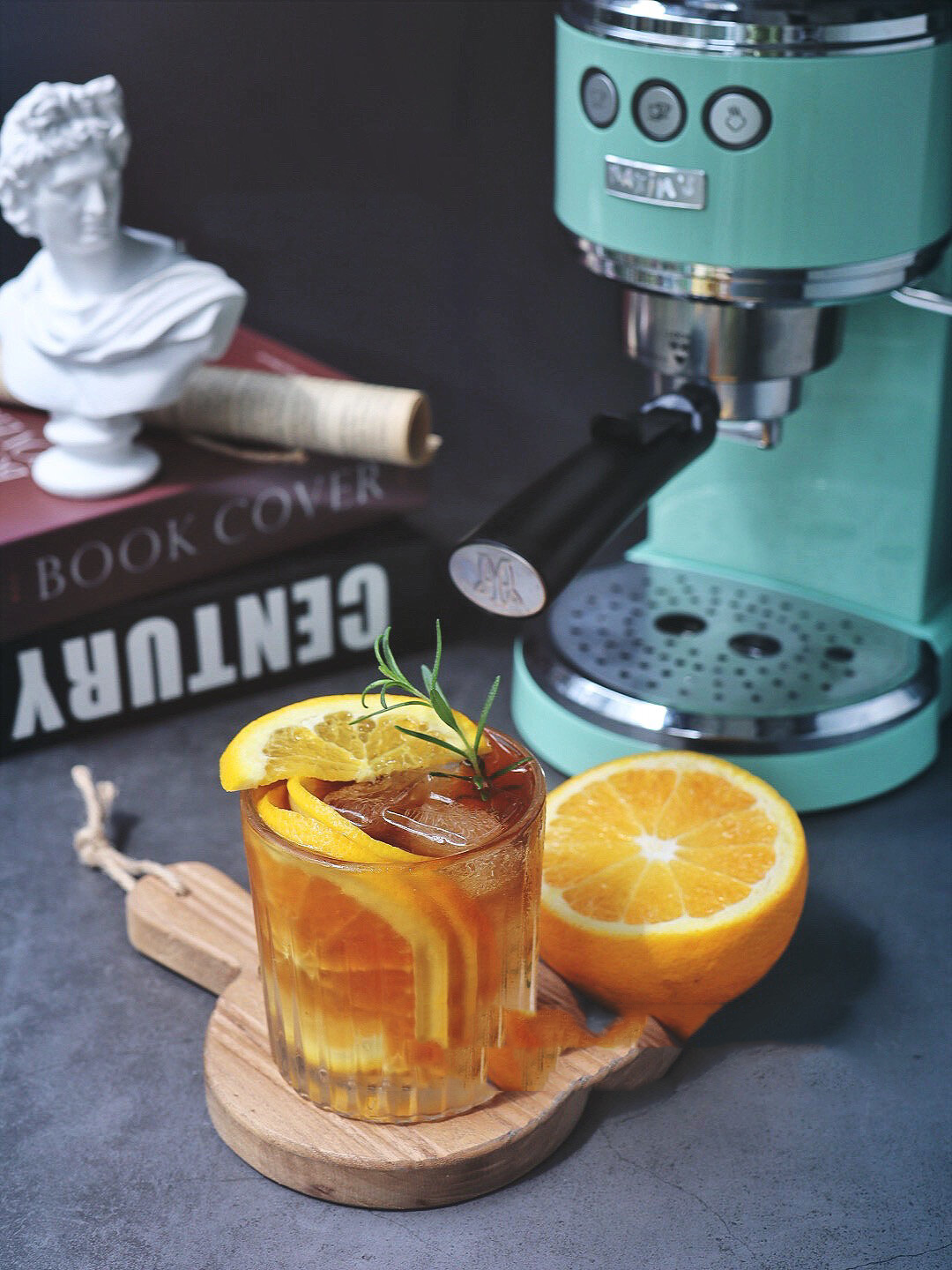 甜橙冰美式 | 橙子与咖啡的碰撞92低卡好喝 大家周末好呀～ 今天的