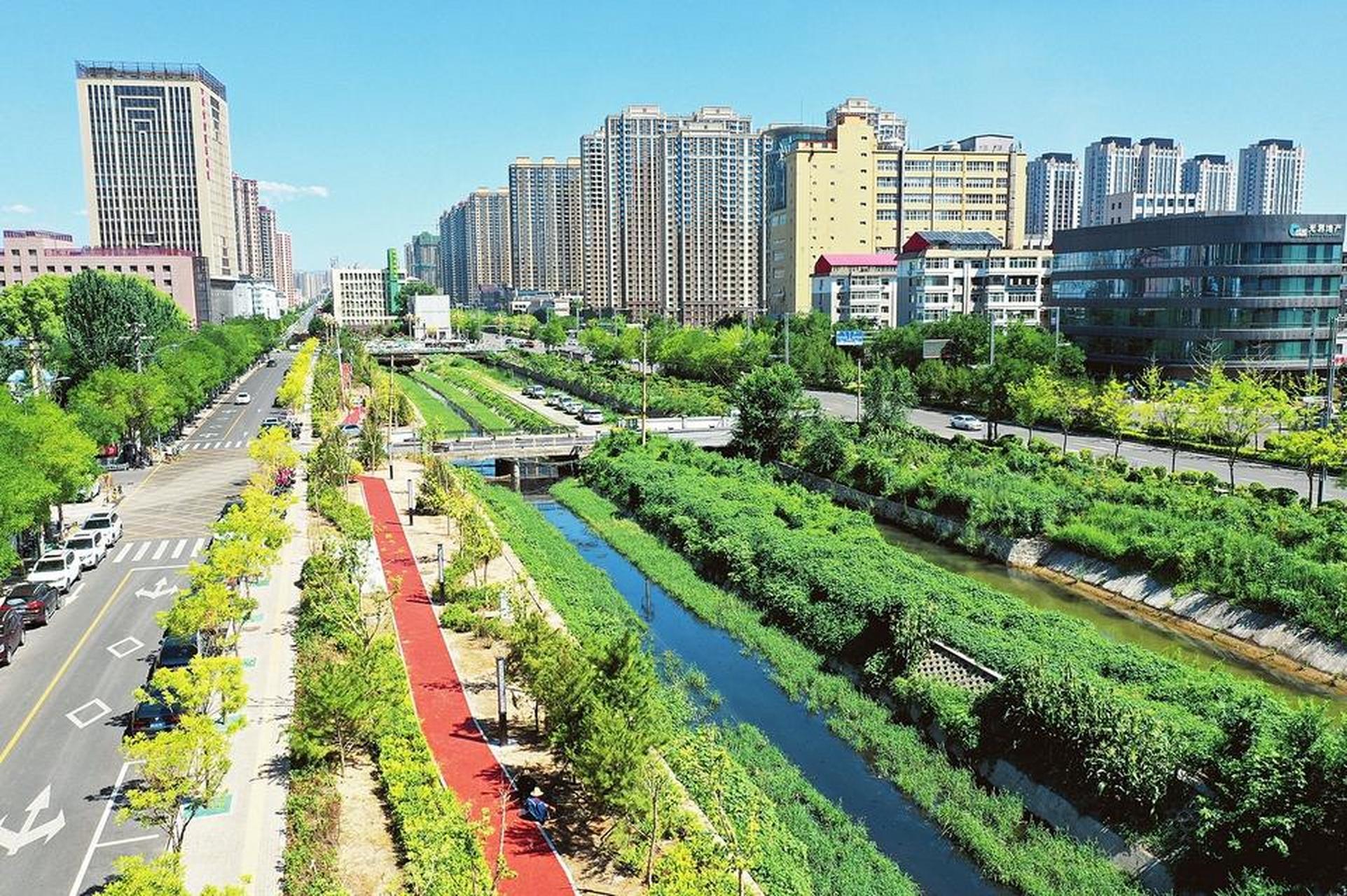 【太原市万柏林区西干渠快速路景观改造工程现场】  8月13日,太原市万