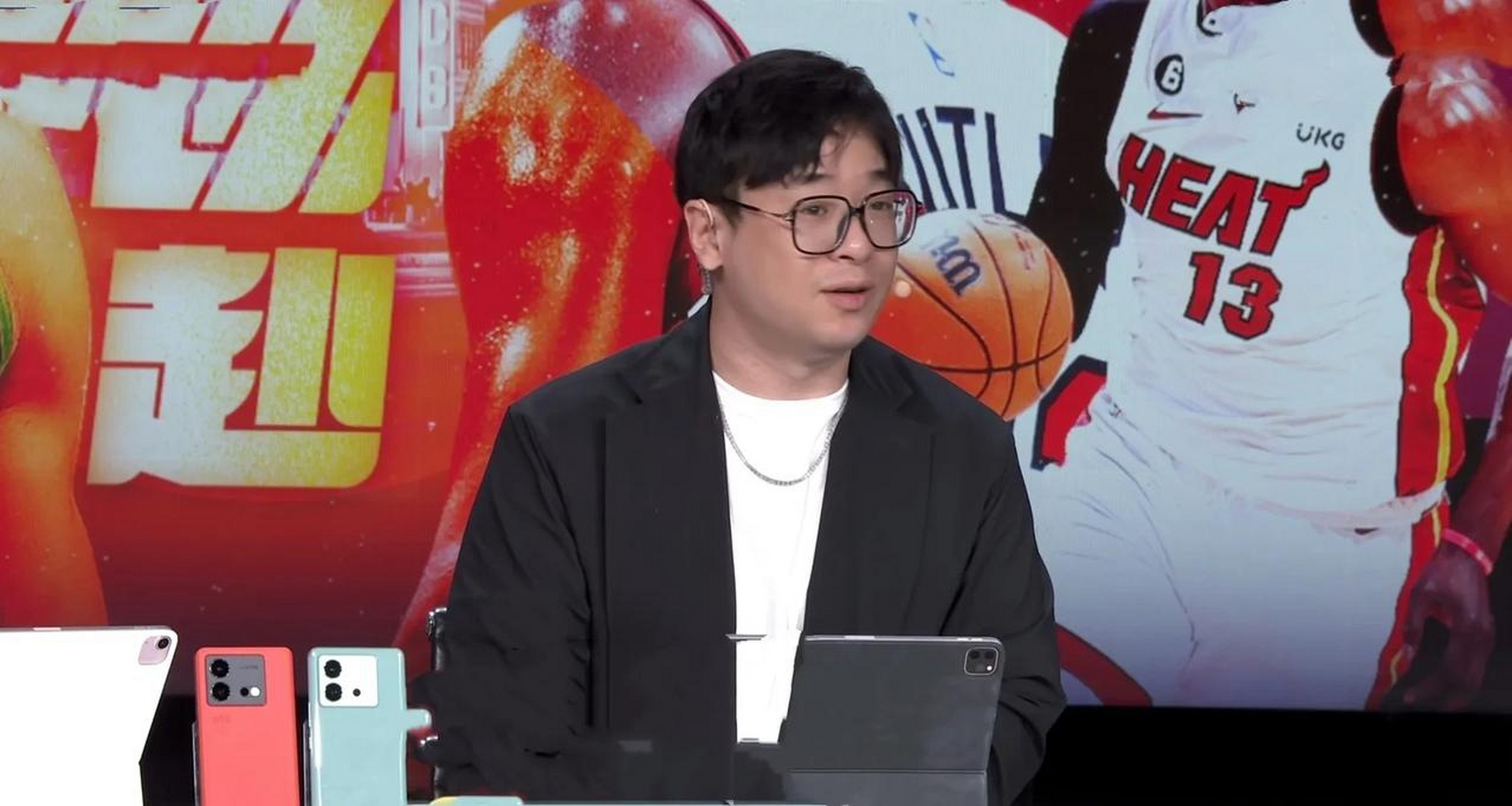 柯凡:现在nba解说比赛,苏群和杨毅的级别能做到一场一万,能在腾讯或