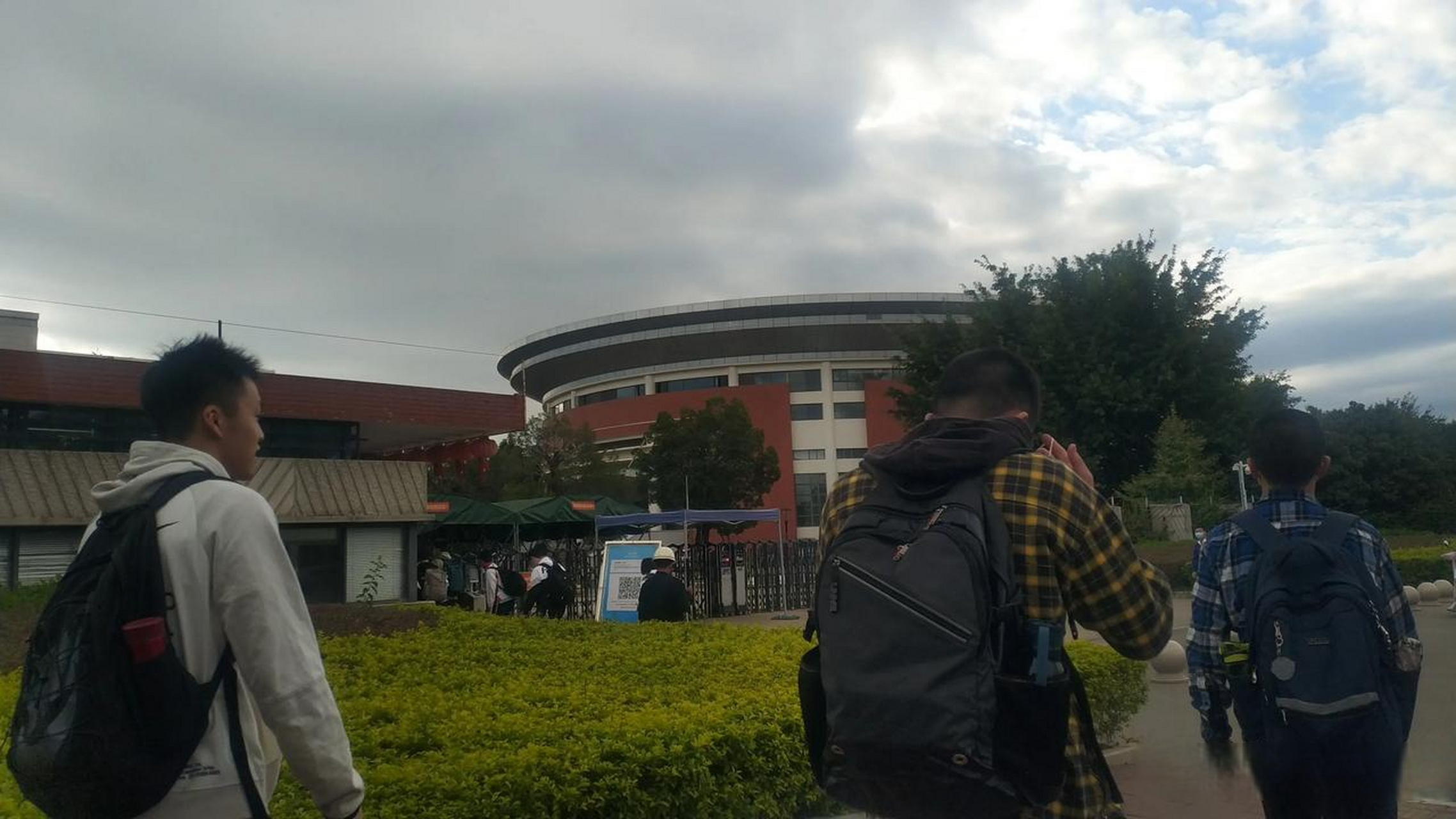 福州一中是难得没有校服的学校,孩子再三要求我把他初中时候的校服找